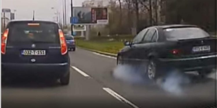 (VIDEO) Sudar u Sarajevu: Pogledajte trenutak kada se BMW “zakucao” u Clia