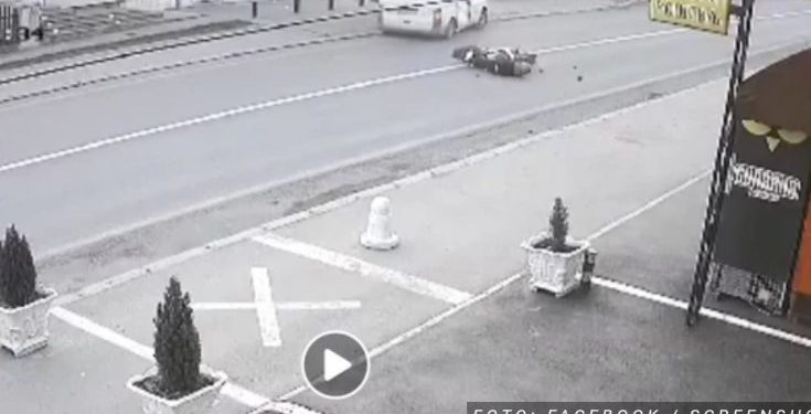 (VIDEO) Stravična saobraćajna nesreća na Ibarskoj magistrali: Motociklista se zakucao u kombi