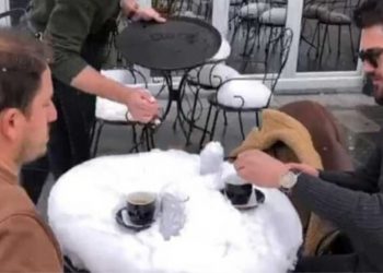 (VIDEO) Humor / Proljetno ispijanje espressa u Sjenici, u skladu sa epidemiološkim mjerama