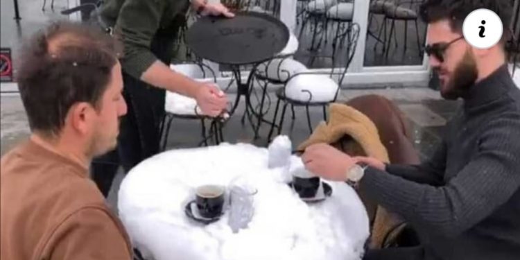 (VIDEO) Humor / Proljetno ispijanje espressa u Sjenici, u skladu sa epidemiološkim mjerama