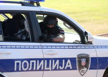 “GNEV” NE JENJAVA U šumi kod Vrdnika zaplenjeno pola kilograma kokaina, 30 flaša bilo ispunjeno opojnom drogom