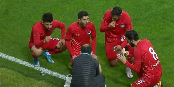 (VIDEO) Utakmica turske TFF 1. lige, zaustavljena kako bi fudbaleri mogli da iftarite…