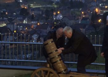 (VIDEO)Pucanj iz topa najavio je danas završetak posta i početak iftara u Tutinu