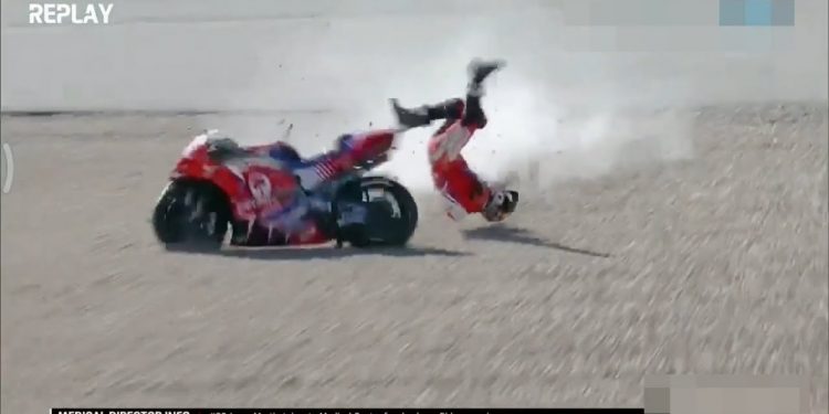 (VIDEO) JEZIV UDES: Pričao da ga je STRAH motora, a sad HITNO odletio u bolnicu!