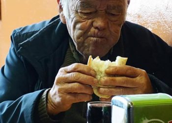 POUČNA PRIČA: Sin Odveo Oca U Restoran Da Večeraju