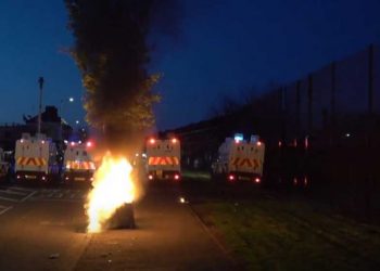 ZAPALJENIM AUTOMOBILOM SE ZALETJELI U POLICIJU: SITUACIJA ESKALIRALA U SJEVERNOJ IRSKOJ