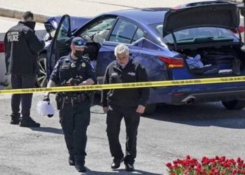 (VIDEO) POLICIJA BLOKIRALA CAPITOL HILL: Vozač udario u kontrolni punkt, dva policajca povrijeđena…