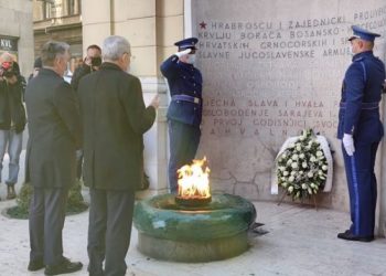 ČLANOVI PREDSJEDNIŠTVA I GRADONAČELNIK SARAJEVA POLOŽILI CVIJEĆE KOD VJEČNE VATRE: OVAJ GRAD JE NESALOMLJIVOG DUHA