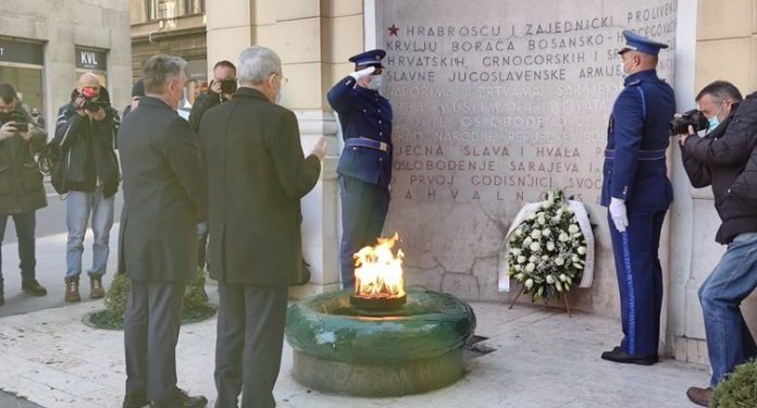 ČLANOVI PREDSJEDNIŠTVA I GRADONAČELNIK SARAJEVA POLOŽILI CVIJEĆE KOD VJEČNE VATRE: OVAJ GRAD JE NESALOMLJIVOG DUHA