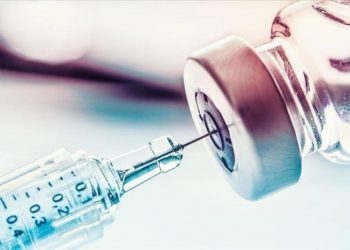 Medicinska sestra injekcije punila FIZIOLOŠKIM RASTVOROM UMESTO VAKCINOM
