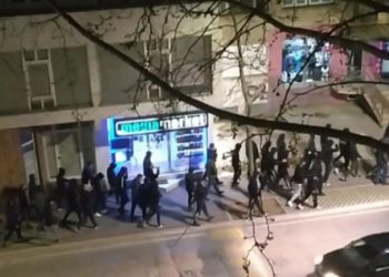NAPETO U MOSTARU: TOKOM POLICIJSKOG SATA STOTINJAK “ULTRASA” DEFILUJE GRADOM