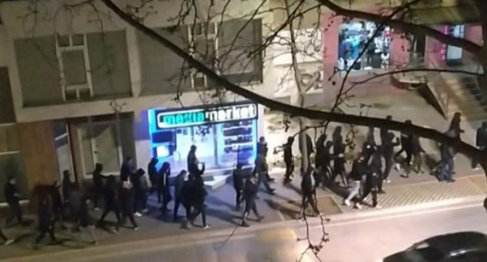 NAPETO U MOSTARU: TOKOM POLICIJSKOG SATA STOTINJAK “ULTRASA” DEFILUJE GRADOM