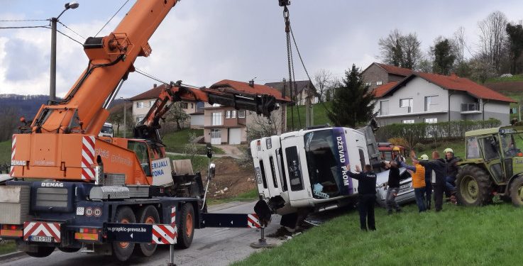 Iz olupine Forda čuli su se jezivi krici, žena koja je spašena u zadnji tren smještena na intenzivnu njegu
