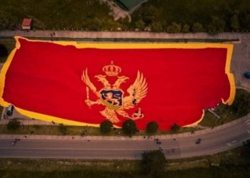 NAJVEĆA CRNOGORSKA ZASTAVA RAZVİJENA NA CETINJU- Više od 30.000 građana na IVANOVIM KORITIMA slavi se Dan nezavisnosti…