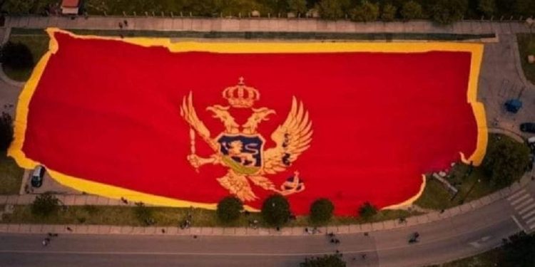 NAJVEĆA CRNOGORSKA ZASTAVA RAZVİJENA NA CETINJU- Više od 30.000 građana na IVANOVIM KORITIMA slavi se Dan nezavisnosti…