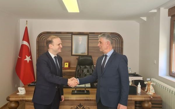 Predsjednik SDA Sandžaka dr. Sulejman Ugljanin sa saradnicima  u uzvratnoj posjeti u Generalnom konzulatu Republike Turske u Novom Pazaru NJ.E. Bašarom Bašolom