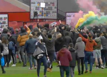 VIDEO> POSLE UPADA NAVIJAČA NA OLD TRAFORD: Haos odložio derbi između Junajteda i Liverpula VIDEO