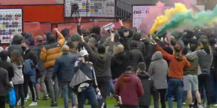 VIDEO> POSLE UPADA NAVIJAČA NA OLD TRAFORD: Haos odložio derbi između Junajteda i Liverpula VIDEO