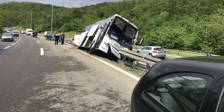 DETALJI STRAVIČNOG UDESA: Devojka iz autobusa na liniji Beograd-Novi Pazar skočila kroz prozor,šest povređenih