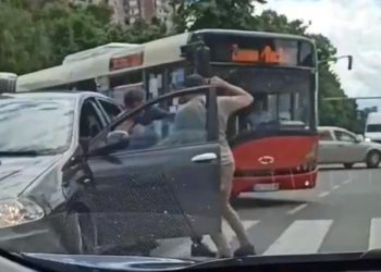 (VIDEO) DNO DNA! POGLEDAJTE OVU SRAMOTU U BEOGRADU: Blokirali saobraćaj, izašli iz kola pa se brutalno potukli