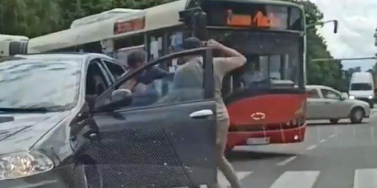 (VIDEO) DNO DNA! POGLEDAJTE OVU SRAMOTU U BEOGRADU: Blokirali saobraćaj, izašli iz kola pa se brutalno potukli