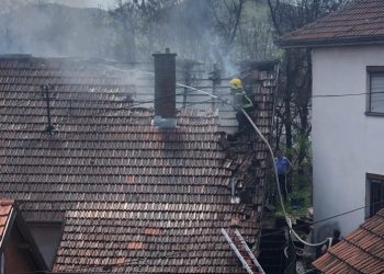 POŽAR U NOVOM PAZARU! Gori kuća u blizini vatrogasne