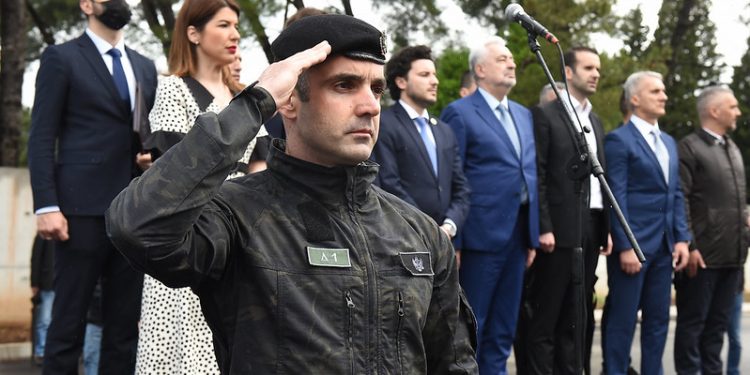 (VIDEO) KRIVOKAPIĆEV I DRITANOV PROGRAM NA TRGU PREKINULA JADRANKA: CRNA GORA JE MOJ DOM
