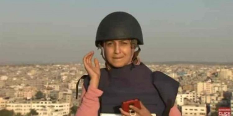 (VIDEO) Gaza: Novinarka umalo stradala tokom izvještavanja uživo