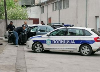 Autom izleteo na trotoar, udario 3 tinejdžera u Nišu i pobegao, dve devojčice teško povređene