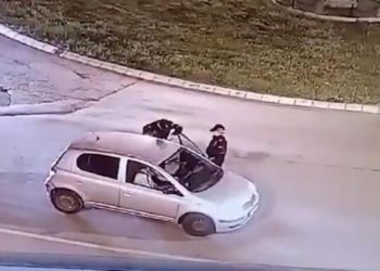 UŽAS- VUKAO POLICAJCA KOLIMA: Dao gas i skoro se prevrnuo, isplivao ŠOK snimak…