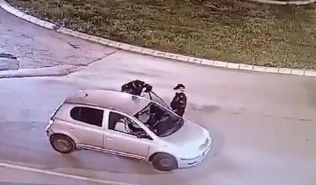 UŽAS- VUKAO POLICAJCA KOLIMA: Dao gas i skoro se prevrnuo, isplivao ŠOK snimak…