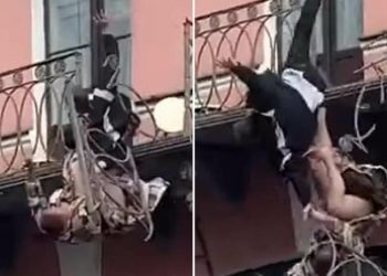 UZNEMIRUJUĆI VIDEO! Žena se potukla sa mužem na terasi pa oboje izleteli kroz balkon