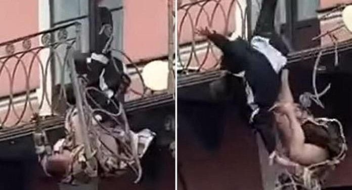 UZNEMIRUJUĆI VIDEO! Žena se potukla sa mužem na terasi pa oboje izleteli kroz balkon