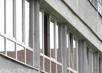 Učenik skočio kroz prozor škole u Kruševcu, polomio OBE NOGE