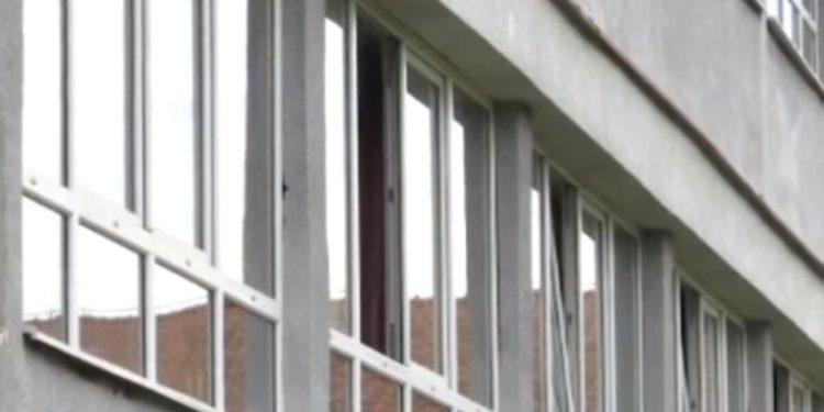 Učenik skočio kroz prozor škole u Kruševcu, polomio OBE NOGE
