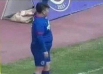 (VIDEO)  Bogataš kupio klub i u prvu postavu ODMAH UBACIO SINA od 126 kilograma, koji mora da igra svaku utakmicu!