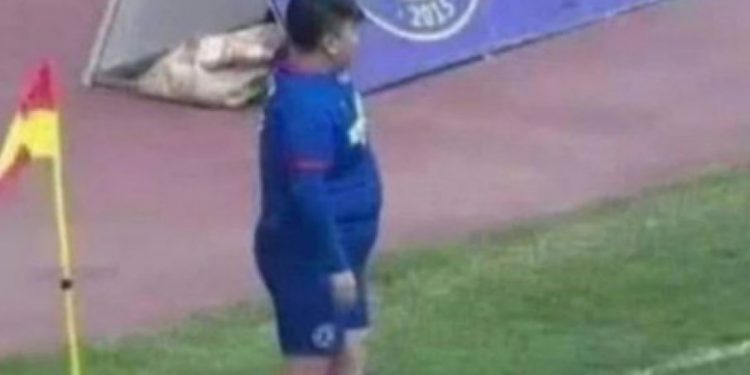 (VIDEO) Bogataš kupio klub i u prvu postavu ODMAH UBACIO SINA od 126 kilograma, koji mora da igra svaku utakmicu!