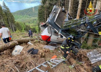 (VIDEO) UŽAS i tragedija: Srušila se žičara, najmanje 14 osoba poginulo…