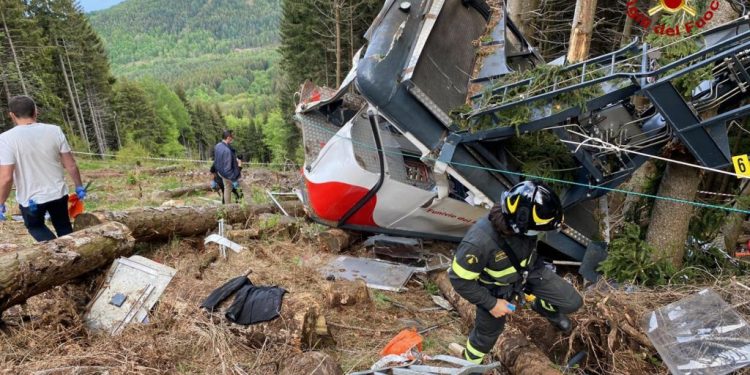 (VIDEO) UŽAS i tragedija: Srušila se žičara, najmanje 14 osoba poginulo…