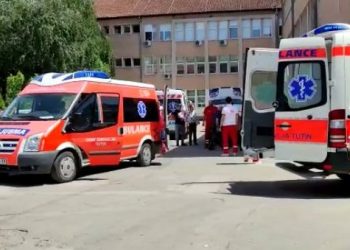 STRAŠNE SCENE ISPRED BOLNICE U NOVOM PAZARU: Veliki broj vozila Hitne pomoći dovezao povrijeđene u saobraćajnoj nesreći u Tutinu