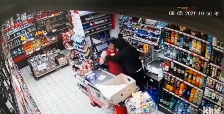 (VIDEO) Hrabra prodavačica filmski spriječila pokušaj PLJAČKE, njen potez oduševio sve