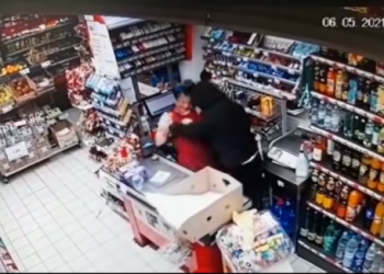 (VIDEO) Hrabra prodavačica filmski spriječila pokušaj PLJAČKE, njen potez oduševio sve