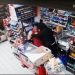 (VIDEO) Hrabra prodavačica filmski spriječila pokušaj PLJAČKE, njen potez oduševio sve