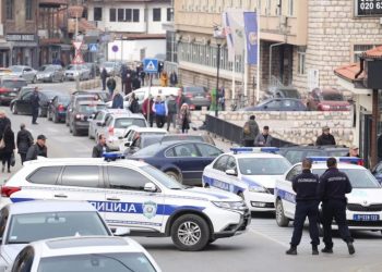UŽAS U NOVOM PAZARU: Muškarac NOŽEM napadao prolaznike!