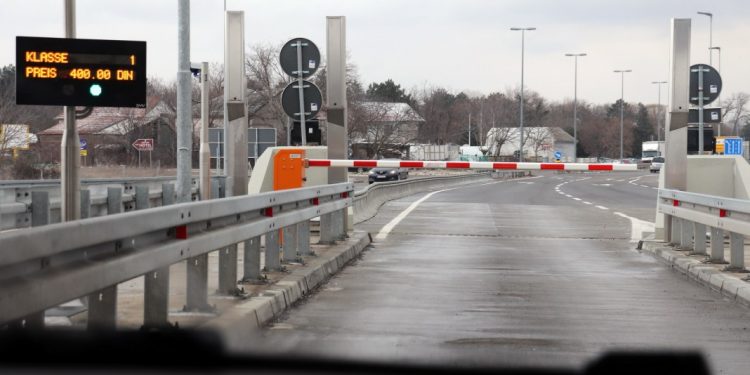 Doživeo infarkt na autoputu “Miloš Veliki”, spasli ga na naplatnoj rampi