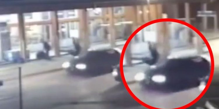 (VIDEO) HOROR NA PUTU U SANDŽAKU: AUTOMOBIL POKOSIO PJEŠAKA I ODBACIO NEKOLIKO METARA