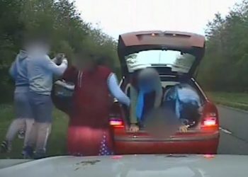 (VIDEO) Policija ih je zaustavila, a onda je omanja ARMIJA ljudi počela da izlazi iz škode – i to nije ono najgore!