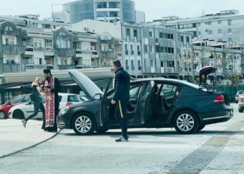 HIT- SMIJE SE CIJELI REGION: Crnogorski policijski funkcioner OSVEŠTAVA AUTO!
