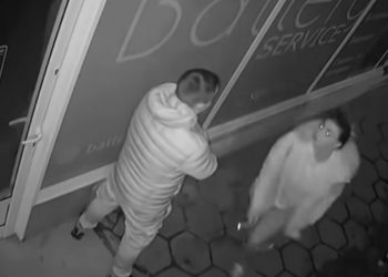 Svađa ljubavnog para postala hit: Devojka udarala glavom u izlog