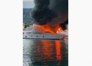 (VIDEO) GORE BRODOVI U MARINI U KAŠTELIMA, GUSTI CRNI DIM DIŽE SE U ZRAK